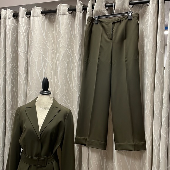 Signature by Larry Levine NWT size 12 green suit, belted jacket, wide leg pants - Picture 4 of 8